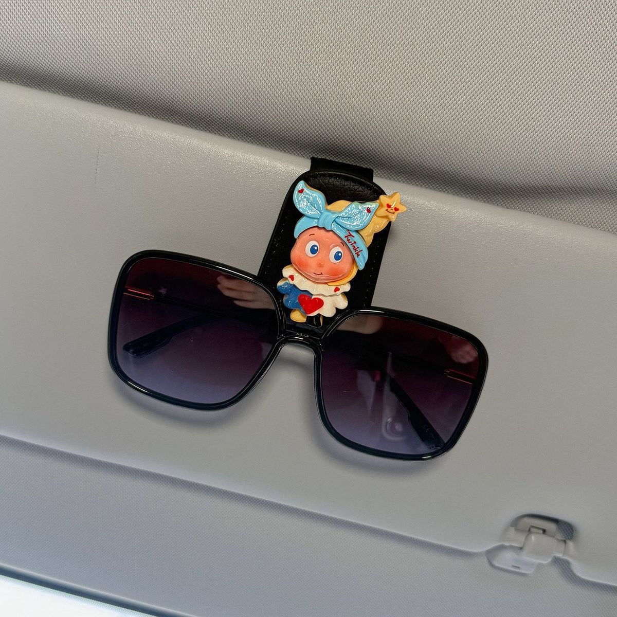 Car glasses holder with star design, sunglasses clip for car interior, sun visor magnetic storage rack for women