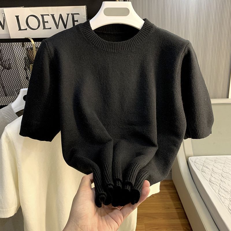 黒い丸首半袖ニットの底のシャツのメンズ秋冬の純欲な風の中にゆったりとした通勤の短いセーターの上着を掛けます。|undefined