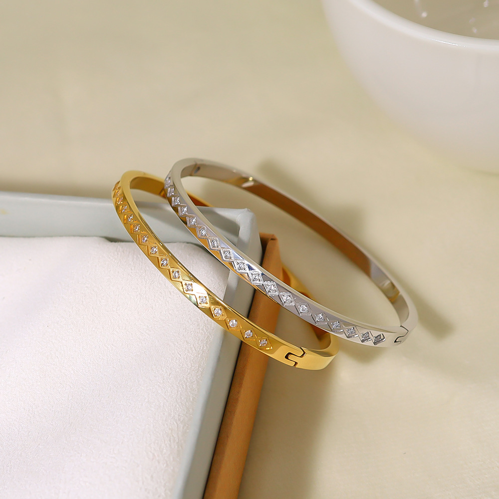 Enchapado al vacío en horno de oro real de 18 quilates INS viento gypsophila pequeña pulsera blanca de circón redonda joyería transfronteriza