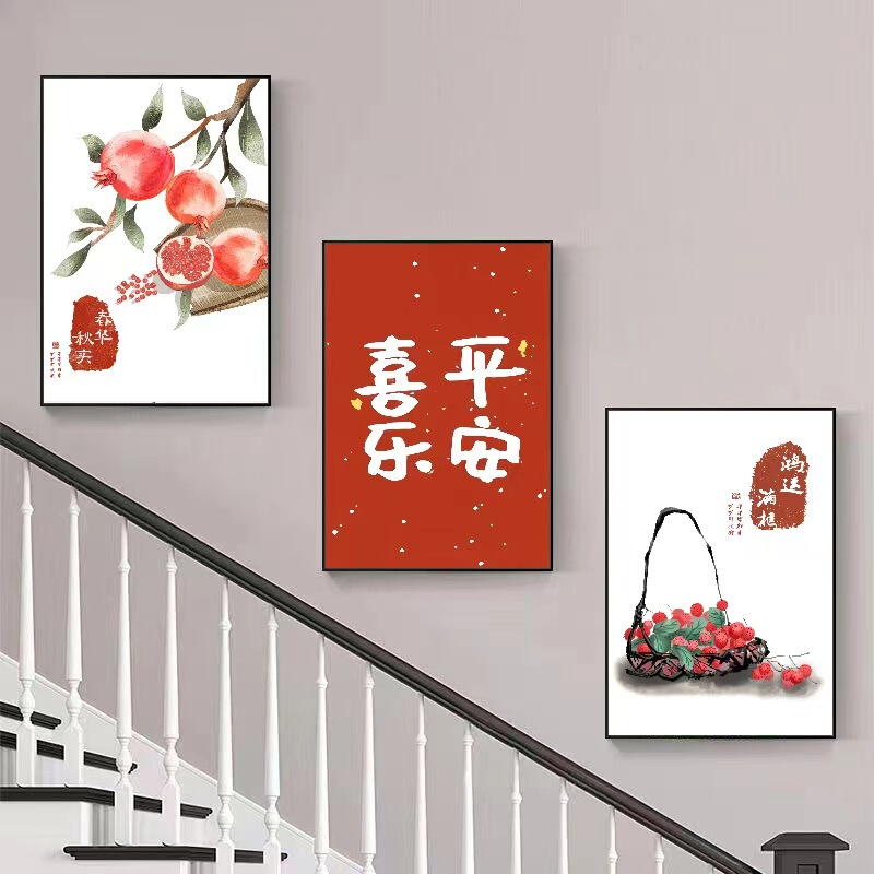 複式階段の入り口の間に装飾画があります。|undefined