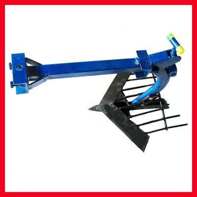 手でトラクターの農業機械を支えてニンニクの落花生のジャガイモのサツマイモのサツマイモのすきを掘って機械の溝を開けてすきを収穫します。|undefined
