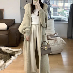 怠惰な風の白い長いセーターのコートの女性の秋冬はミンクの毛をまねてゆったりとしています。
