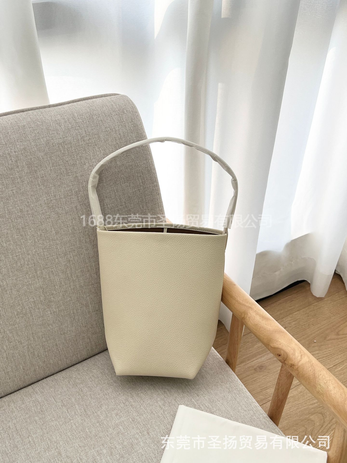Белый, маленький размер, без L, высокая версия