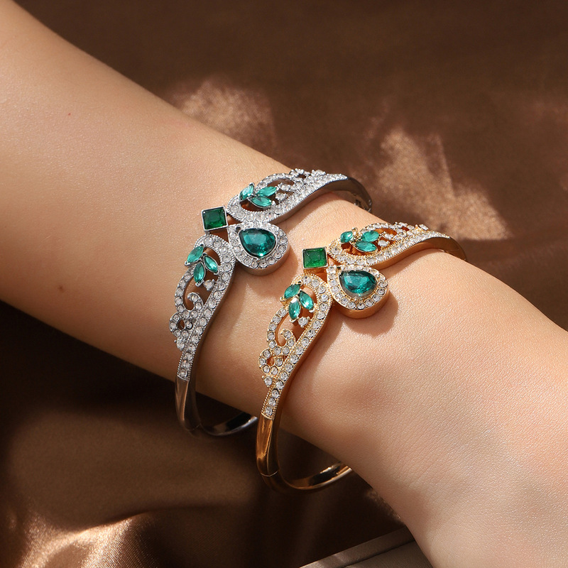 Light Luxury Retro Crown Love Bracelet Emerald High-End Versatile Banquet Exquisite Jewelry Women's Bracelet Jewelry Light Luxury Retro Crown Love Bracelet Emerald High-End Versatile Banquet Exquisite Jewelry Women's Bracelet Jewelry
