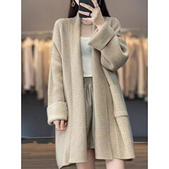 韓国の東大門の韓国版のコートの女性は厚い中の長さの外で花のカーディガンを掛けてゆったりとしています。