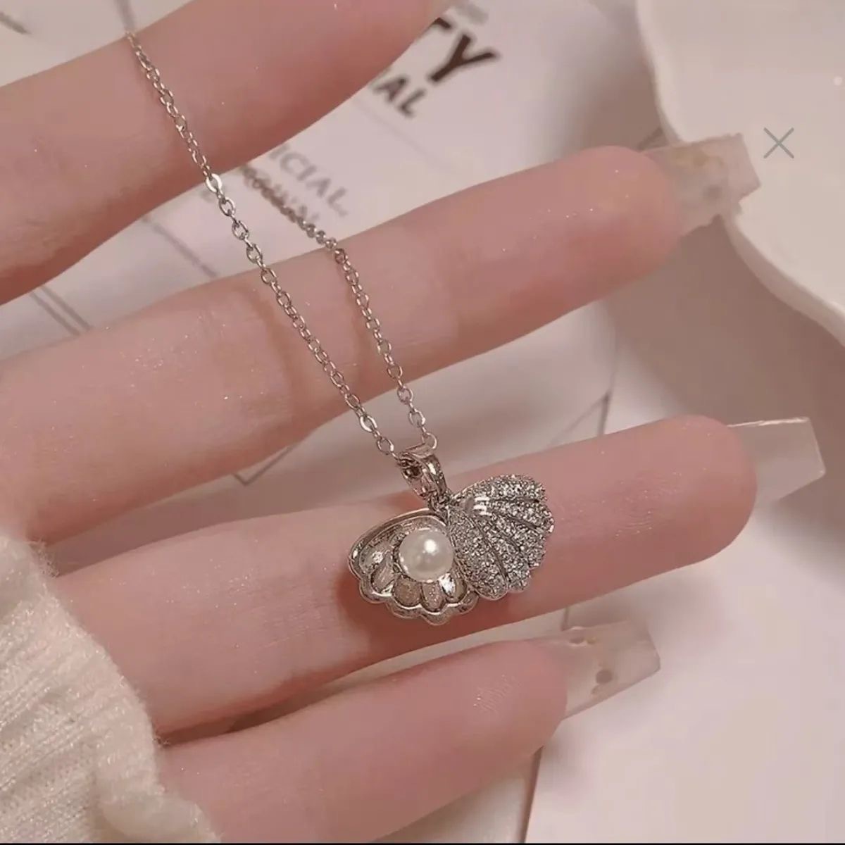 Elegant scallop shell pearl necklace for women, simple collarbone chain, light luxury versatile personalized pendant, popular online accessory