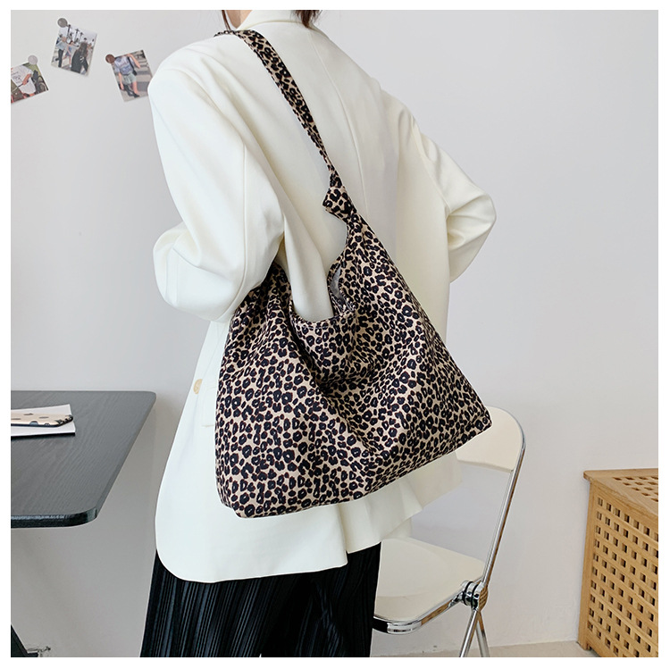 2024 new small leopard print shoulder shopping fashion canvas women's handbag stylish armpit bag_voghion.com