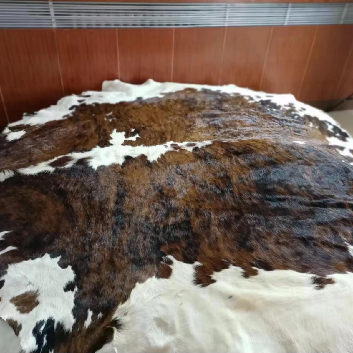 法国进口三色天然牛毛皮黑白棕色地毯牛毛皮现货