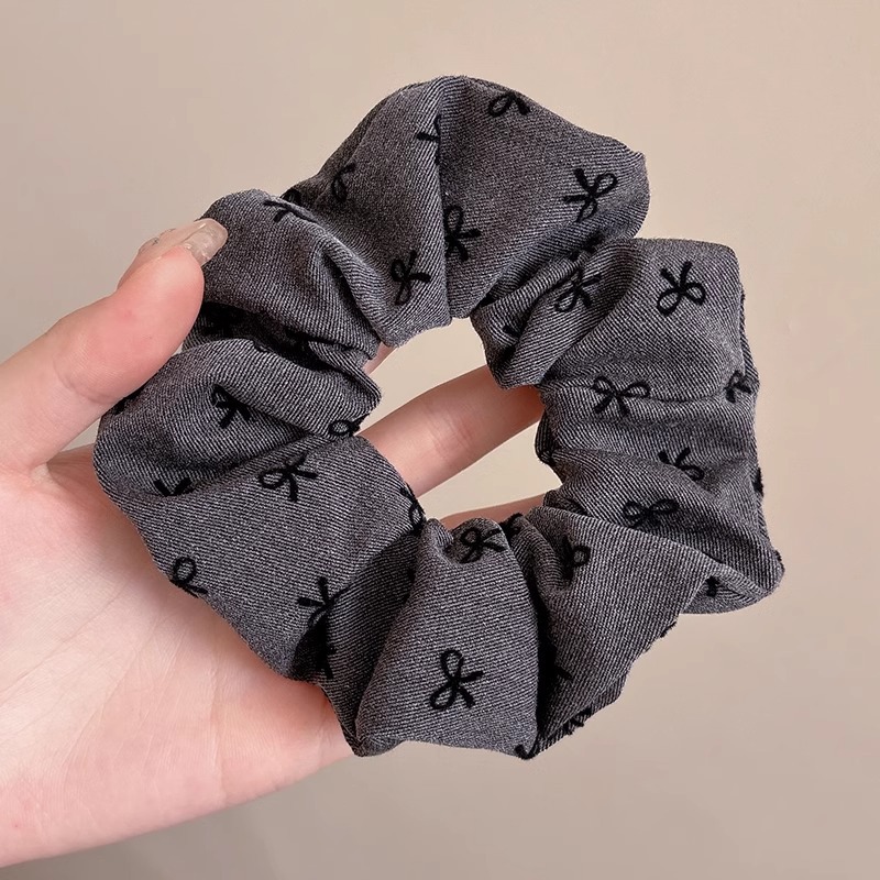 Liu Yifei con el mismo color gris anillo de cabello de intestino grueso de alta resistencia cuerda de cabello de pelo de bola correa de cabello