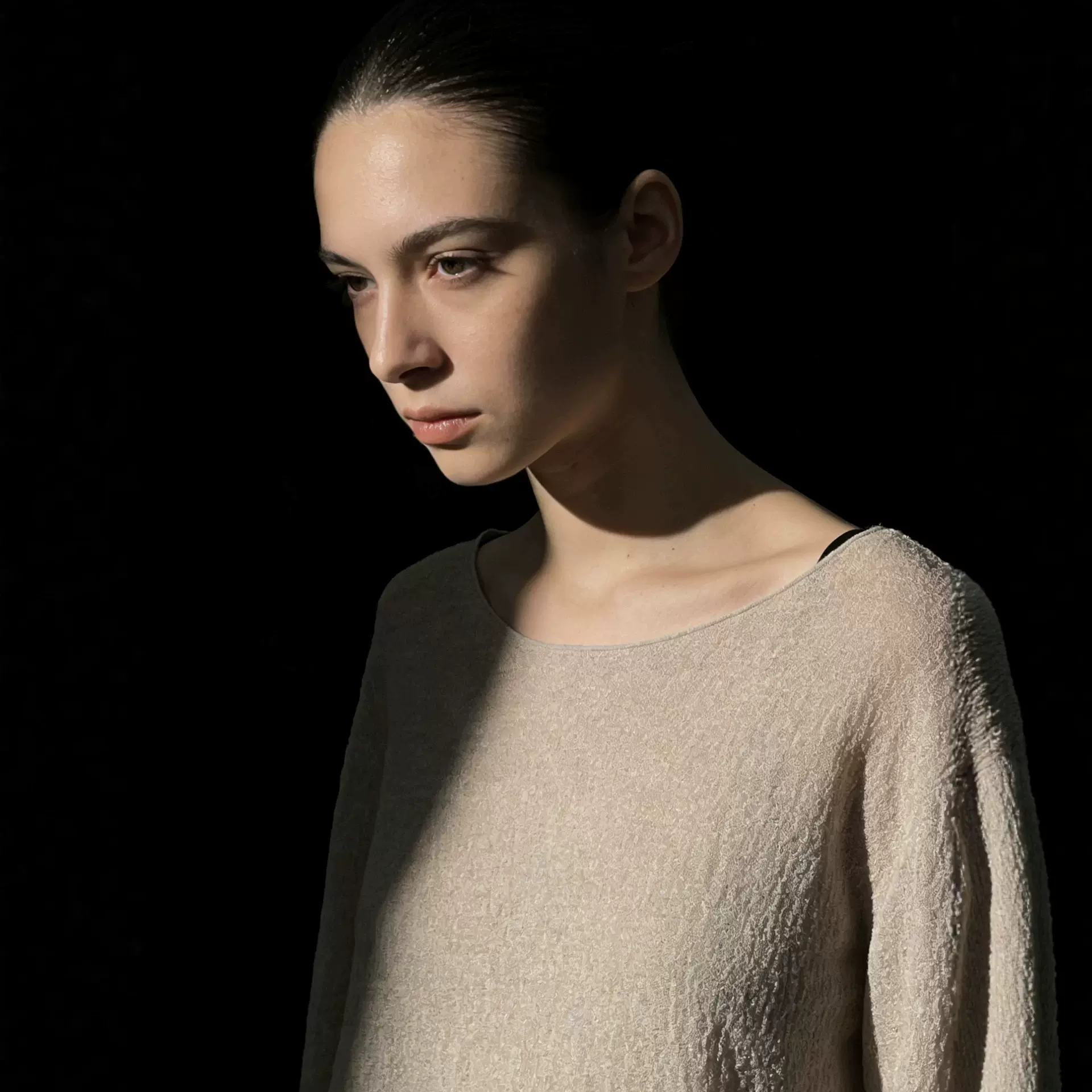 阿玛家26新款尼春夏新款女士船领纯色优雅休闲针织衫长袖