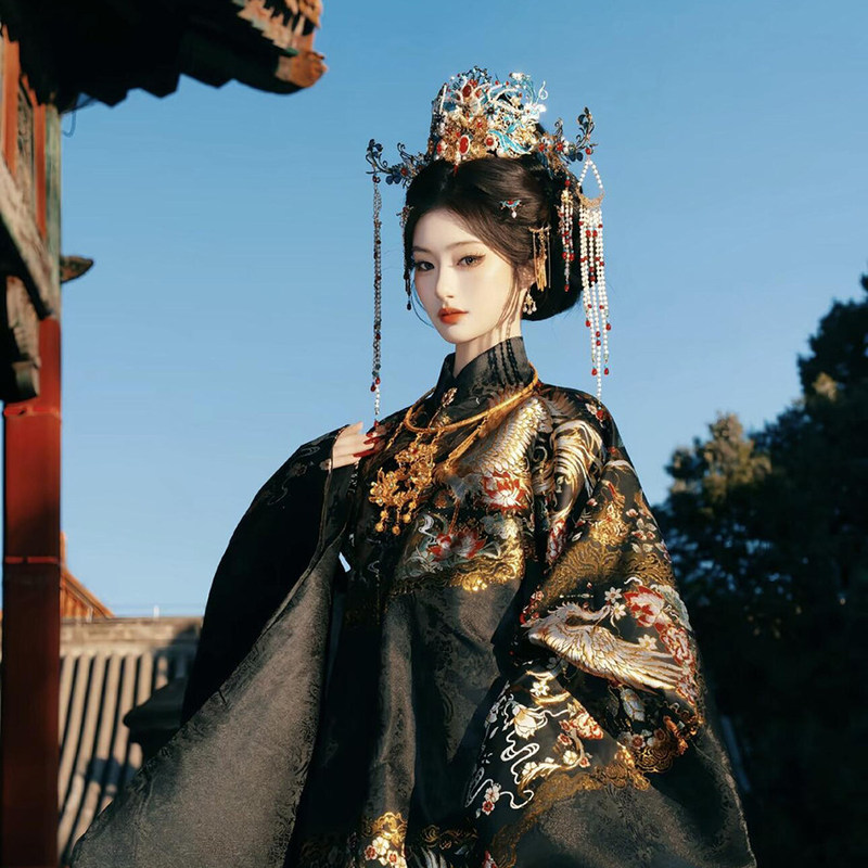 A stylish and elegant Hanfu with a mandarin collar, suitable for everyday wear, featuring a black phoenix pattern woven with gold thread, and a traditional Chinese design A stylish and elegant Hanfu with a mandarin collar, suitable for everyday wear, featuring a black phoenix pattern woven with gold thread, and a traditional Chinese design