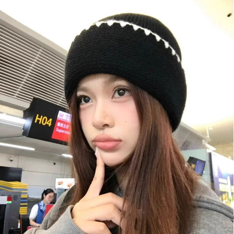 New winter Korean-style color-block knitted hat for women, featuring a chic and versatile design, providing warmth and covering the ears New winter Korean-style color-block knitted hat for women, featuring a chic and versatile design, providing warmth and covering the ears