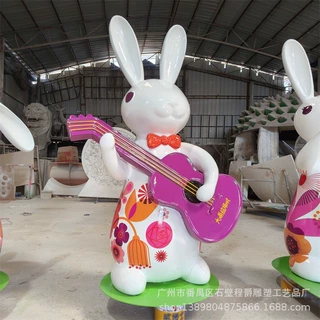 定制玻璃钢贺年兔雕塑展现演奏乐器的生动场景为增添艺术气息摆