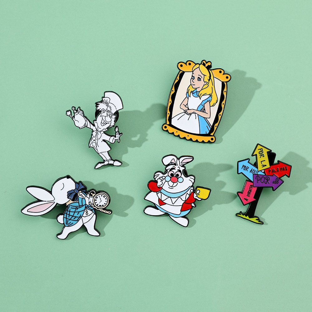 Cute Cartoon Creative Pocket Watch Rabbit Brooch Alice in Wonderland Metal Badge Mad Hat Pin Accessories