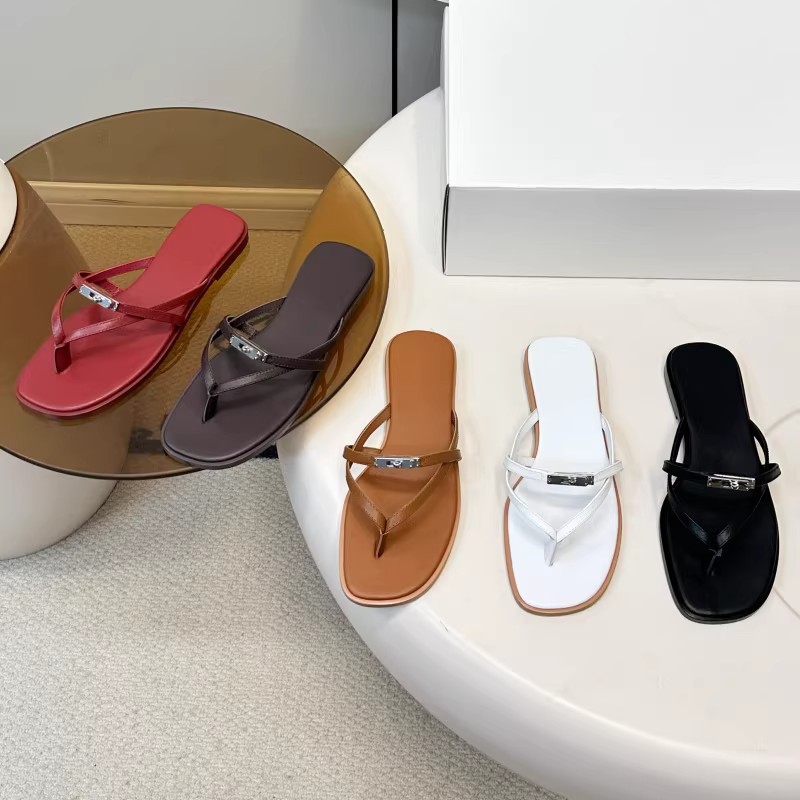 Cross-Border Hot-Selling 2026 Summer New Metal Buckle Flip-Flops for Women, Fashionable and Versatile for Outdoor Wear and Beach Trends