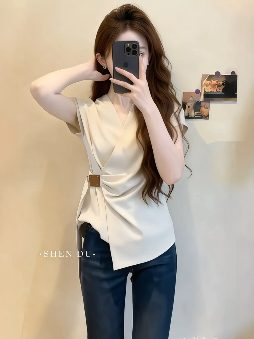 Áo thun nữ cổ V tay ngắn phong cách Pháp, thiết kế eo thon gọn, tay lửng bất đối xứng — màu mơ