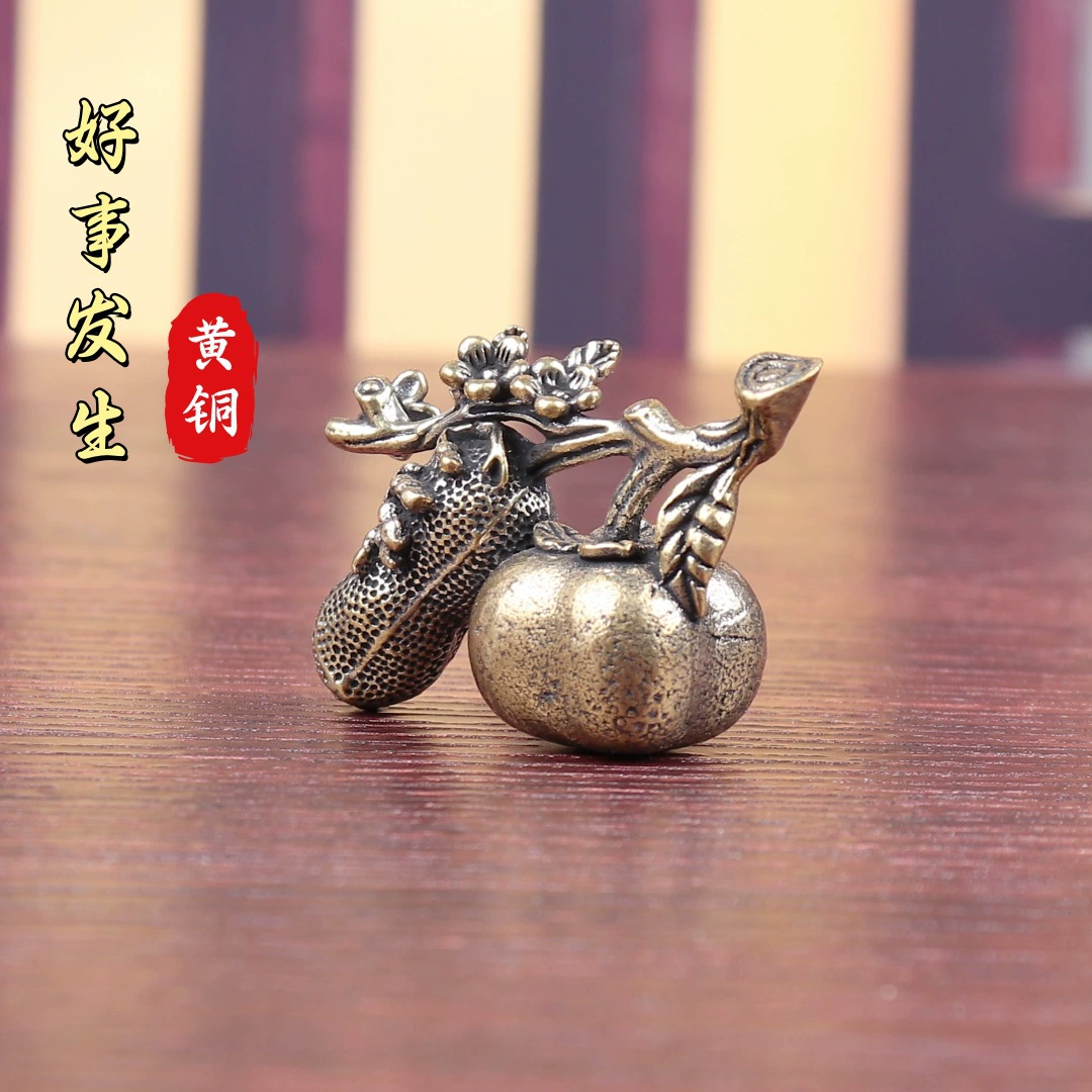 Латунная хурма арахис происходит в ретро-домашнем декоре