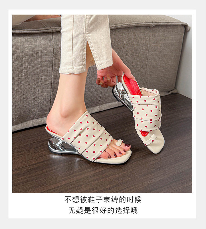 Giày sandal nữ gót 6 cm mũi vuông giấu gót, thiết kế xếp ly chấm bi, gót dị hình — Màu nâu, Màu trắng chi tiết 9