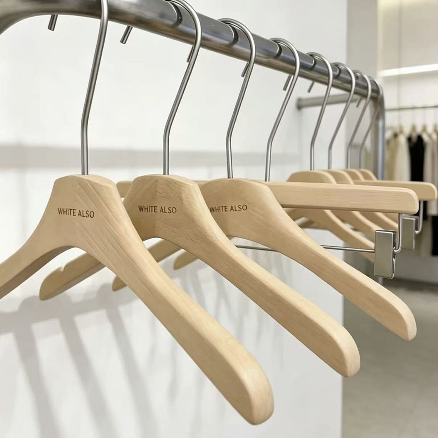 Perchas de Madera de Haya Antideslizantes con Pinzas para Tiendas de Ropa Femenina