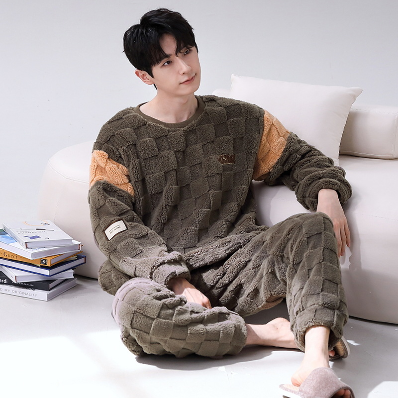 Pijamas de coral para hombres de invierno de terciopelo más grueso y caliente 2025 nuevo conjunto de ropa de hogar gris de alto nivel de dos piezas