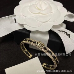 小香家对版字母双C镶钻穿皮小香风复古百搭香奶奶手镯女工厂直销