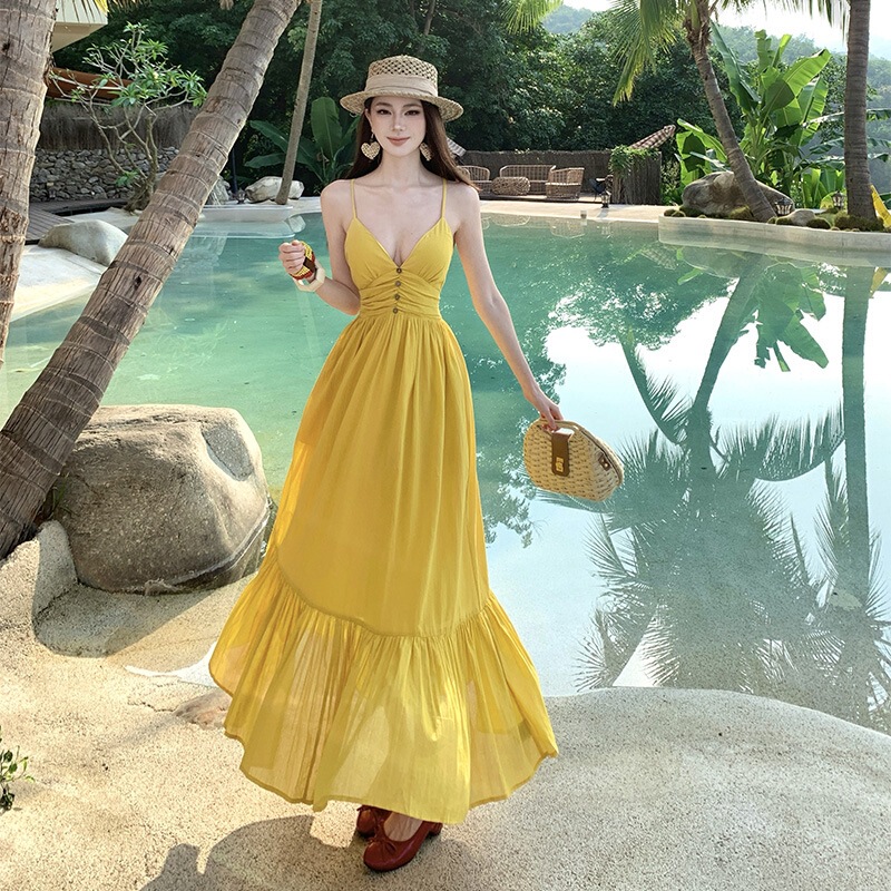 Beautiful Yellow V-Neck Strap Dress for Women, Waist-Cinching and Slimming, with a Large Hem, Perfect for Seaside Vacations in Thailand and Yunnan Beautiful Yellow V-Neck Strap Dress for Women, Waist-Cinching and Slimming, with a Large Hem, Perfect for Seaside Vacations in Thailand and Yunnan