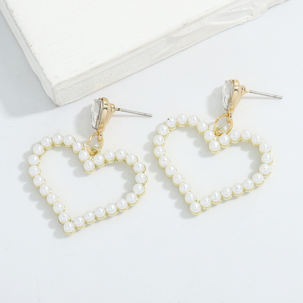 Korean Simple Pearls Love Style Earrings display picture 5