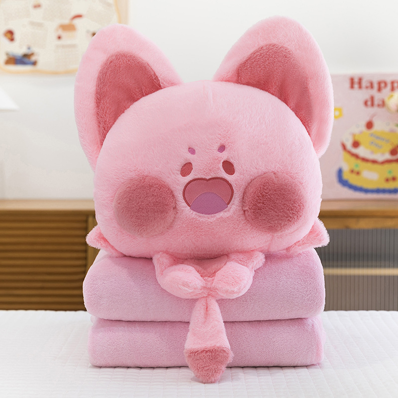 Gato rosa de cara grande