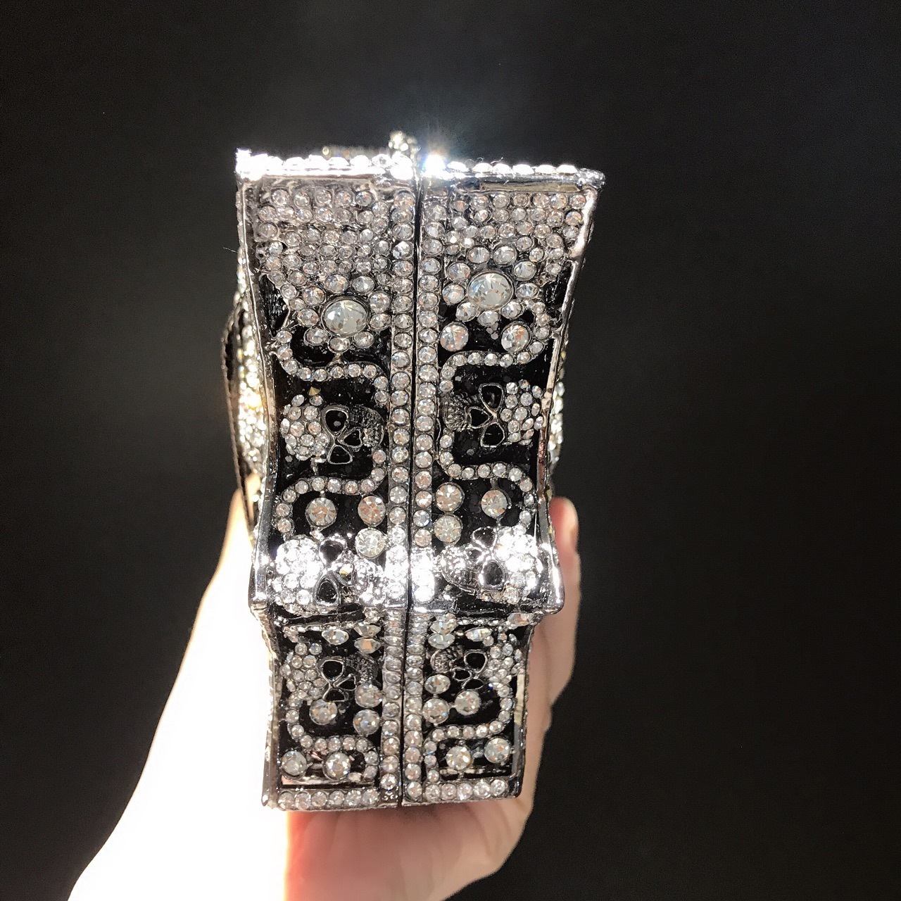 * Nuevo bat transfronterizo bolsas de cena de diamantes estilo europeo y americano personalidad negra fresca bolsas de mano de diamantes bolsas de banquete