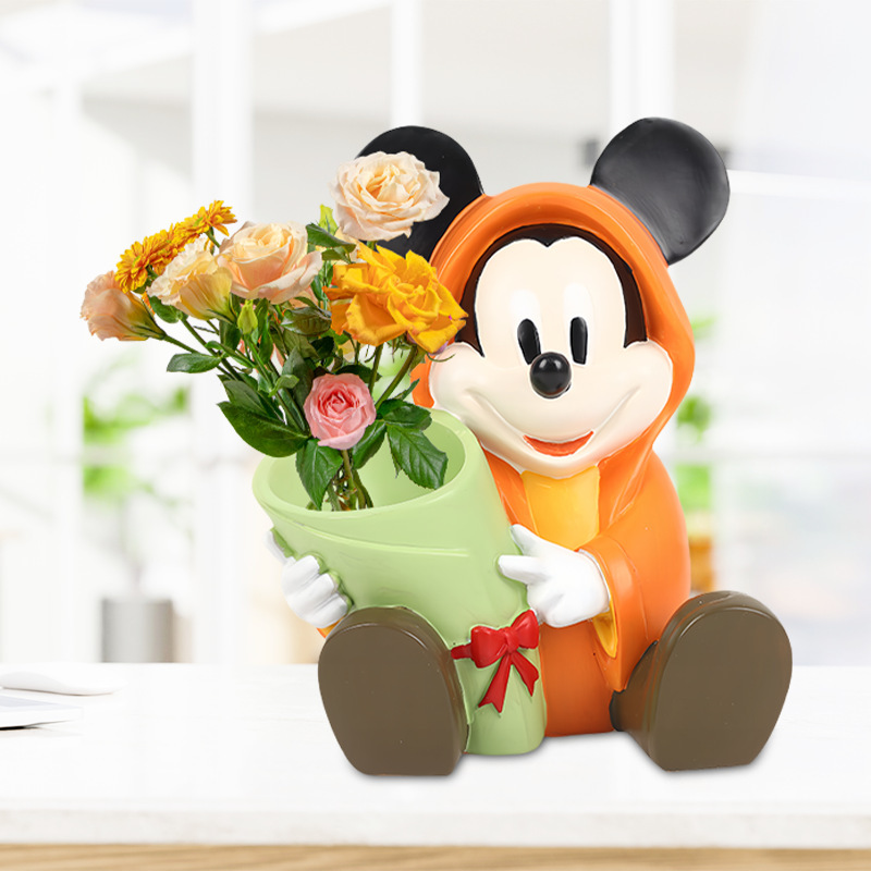 ミッキーオフィスのデスクトップの緑の植物は、クリスマスの松の木を置き、怠け者でも育てやすい鉢植えの植物で、気分を安定させます。|undefined