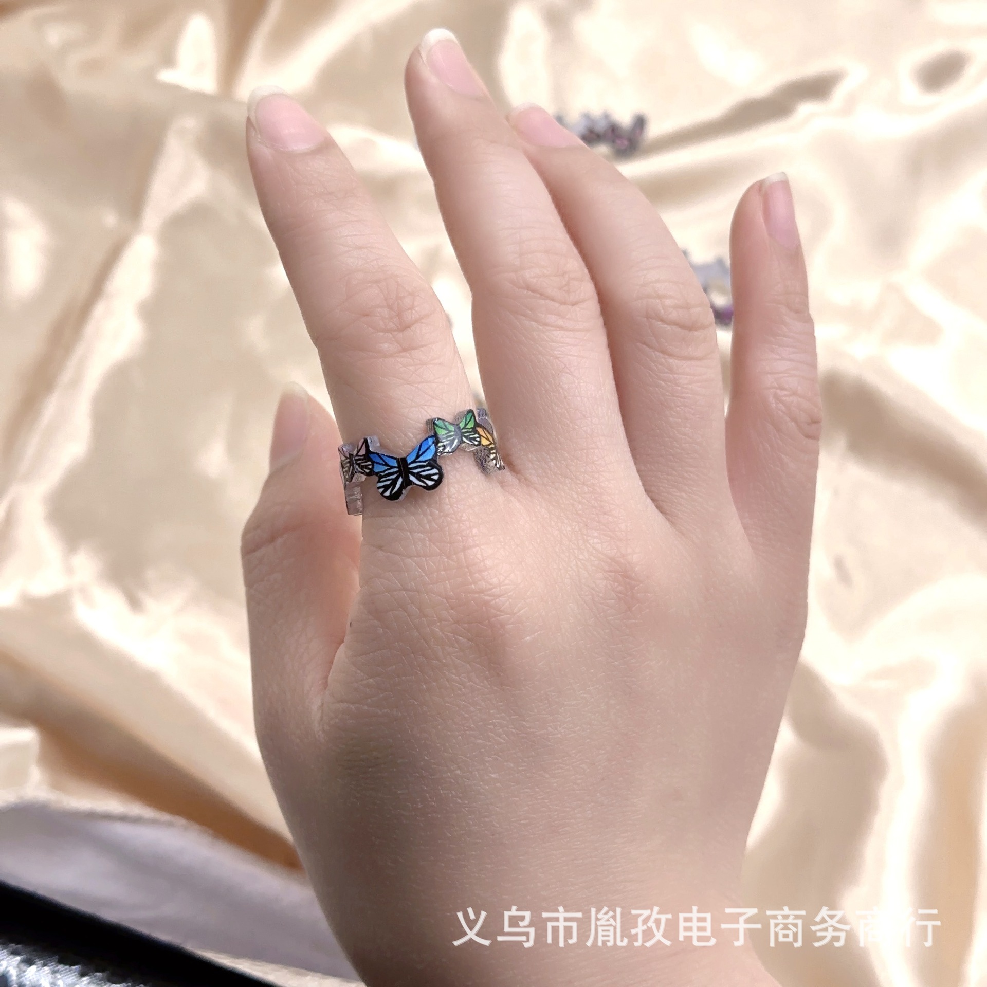 Europeo y americano transfronterizo popular irregular color transparente mariposa apertura ajustable anillo de resina acrílica estilo ins