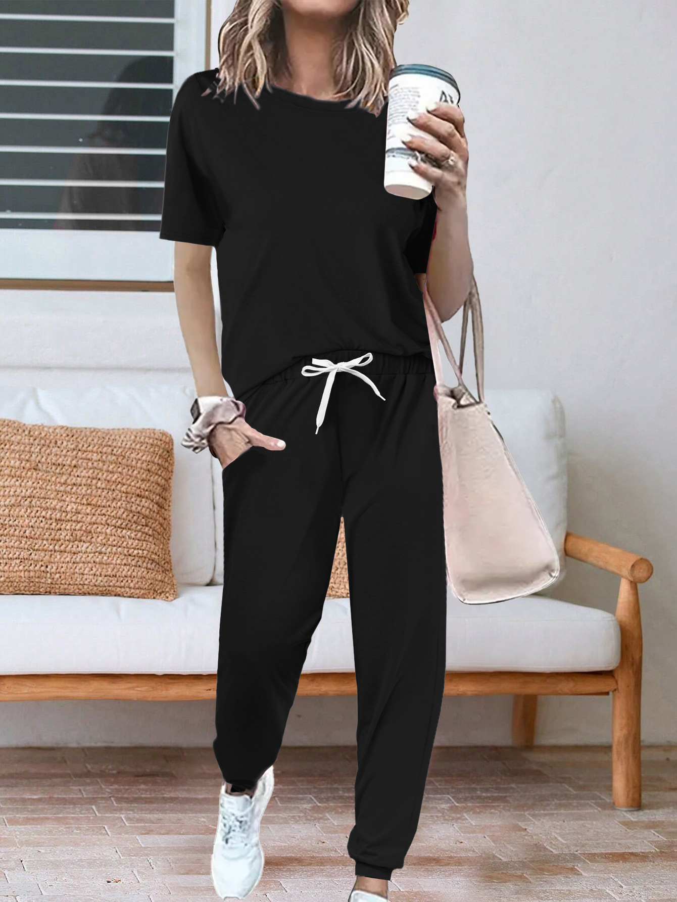 Completo da donna composto da top a maniche corte con scollo rotondo e pantaloni, due pezzi coordinati, ideale per l'estate._voghion.com