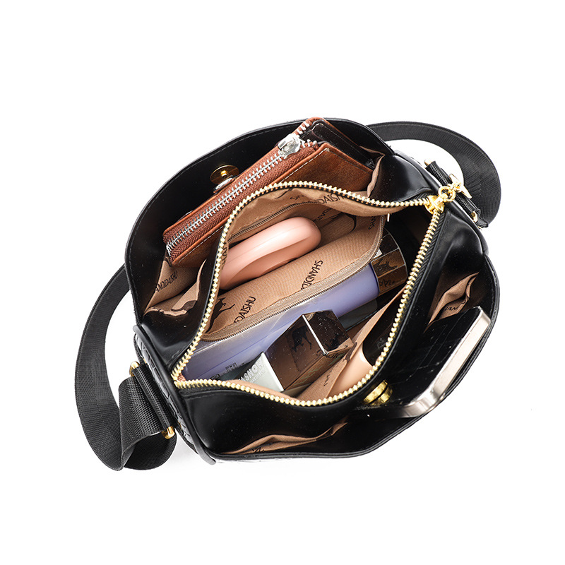 Nueva bolsa de moda para mujeres, bolsa de cremallera de moda, bolsa de madres de mediana edad, bolsa de cuero suave, bolsa de hombro inclinada.