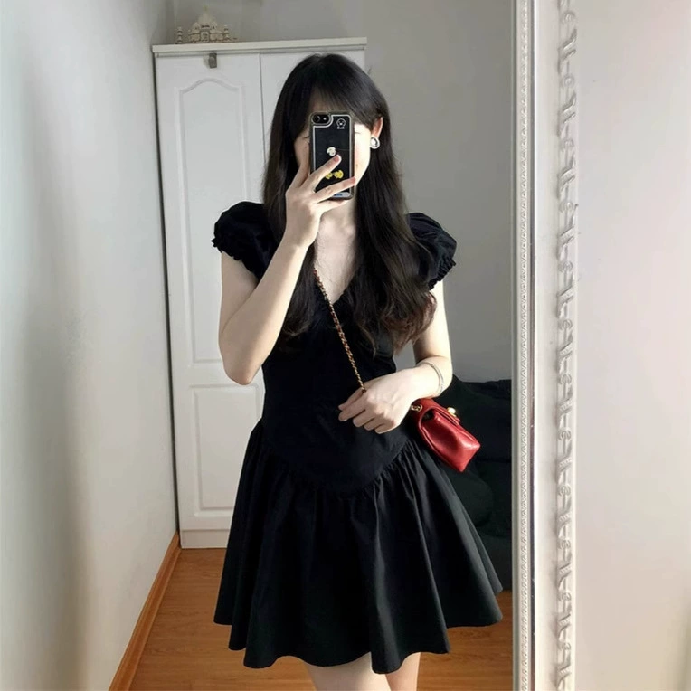 2025 новое летнее черное элегантное короткое платье с v-образным вырезом, французское платье для перерыва на чай для маленьких девочек, чтобы выглядеть стройными и стройными