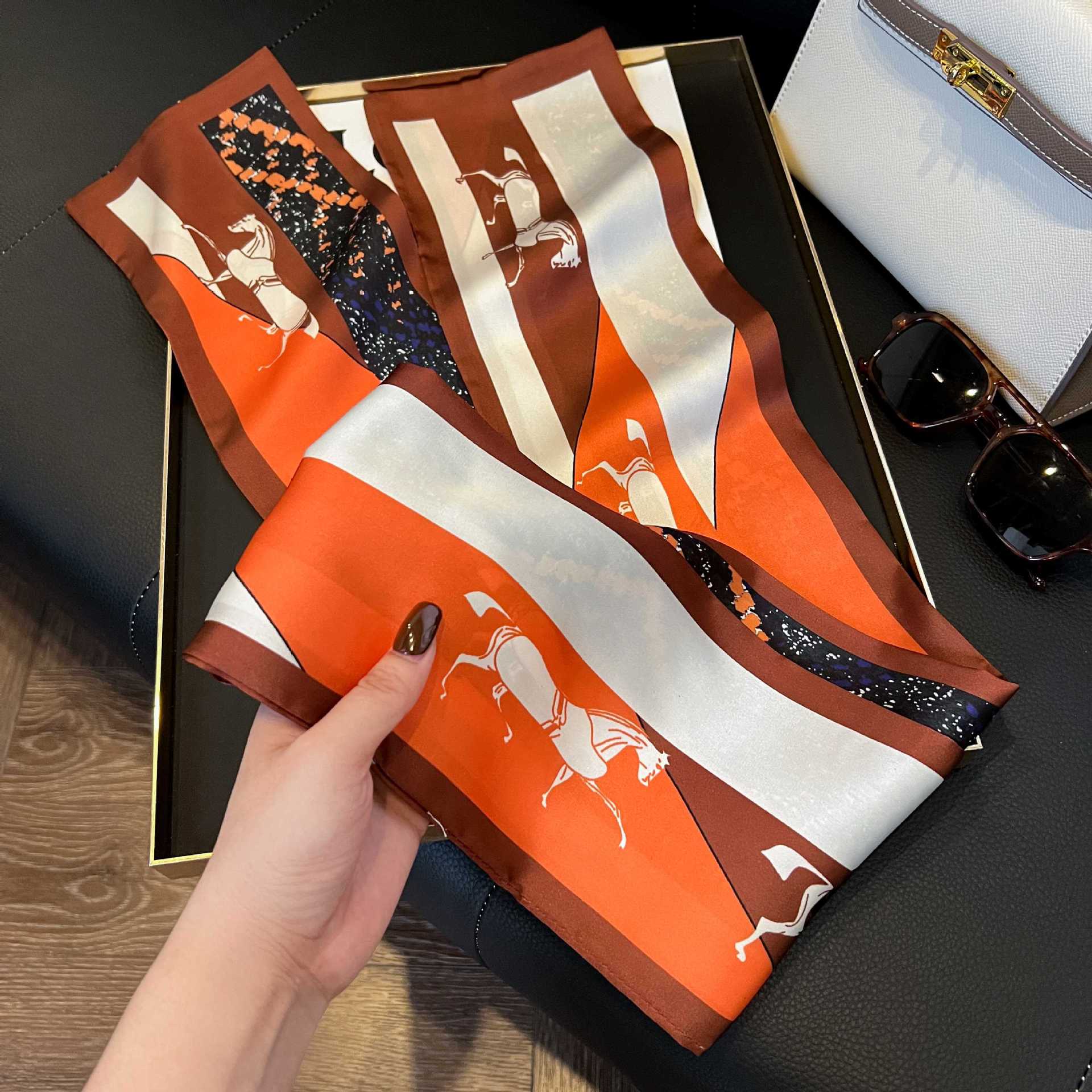 Nueva bufanda de seda pequeña banda larga estrecha para el cabello mujer estilo primavera y otoño moda madre bufanda estilo verano estilo fino serpentina bufanda al por mayor