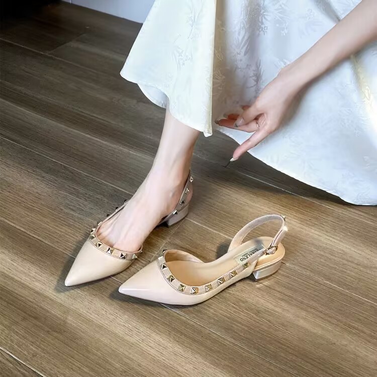 Sandalias de remaches franceses para mujeres 2026 verano nueva punta ligera de lujo versátil con suela suave zapatos de tacón bajo para mujeres desnudas