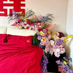 結婚式の部屋の雰囲気の装飾、ウェディングセット、ラテアートの装飾、模擬花の列、女性の寝室のベッドサイド、ハッピーリボン