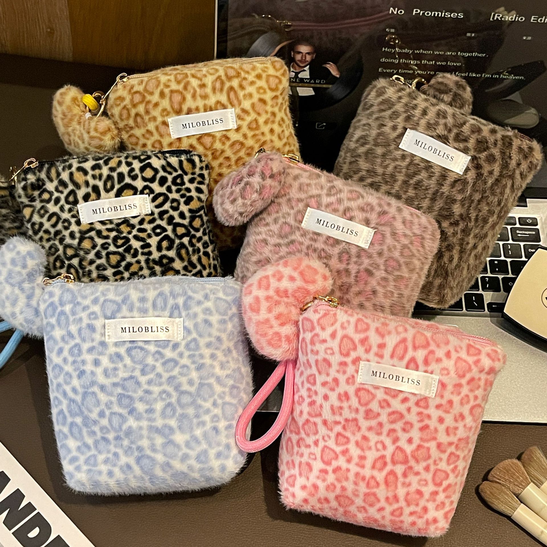 Nueva bolsa de maquillaje impresa de leopardo de peluche de pelo de conejo multifuncional portátil otoño y invierno para salir bolsa de almacenamiento de lavado de gran capacidad