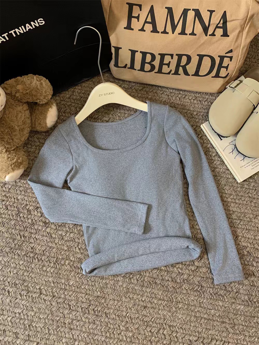 Otoño y invierno coreano abrasión ropa interior de cuello cuadrado con cojín de pecho caliente manga larga delgada camiseta de vestir en la camiseta