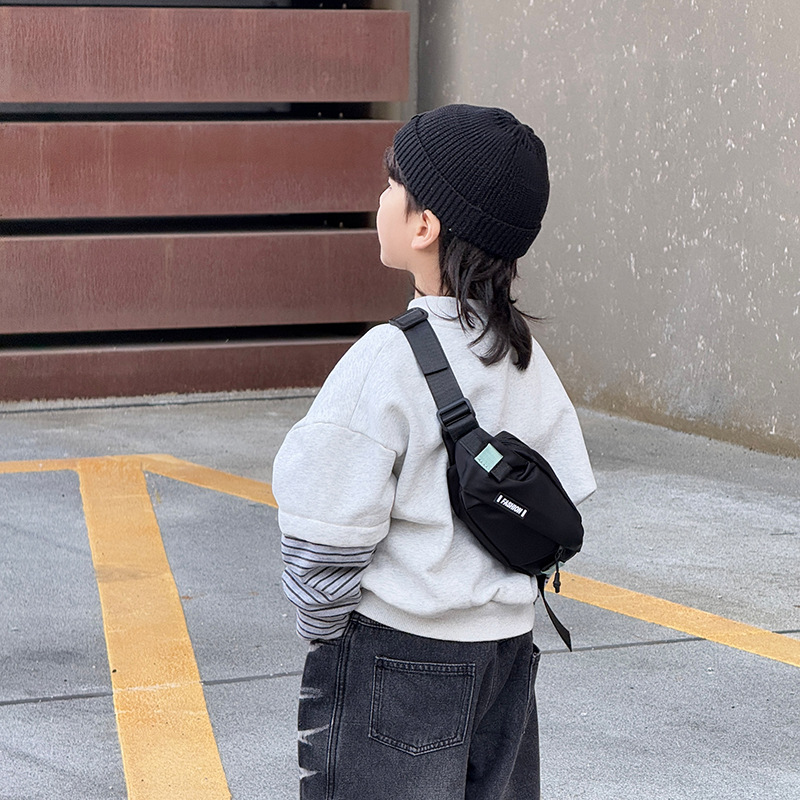 Bolsas de pecho coreanas para niños y niñas, bolsas de pecho deportivas casuales de letras de aire extranjero para niños, bolsas de cintura para niños, 2025 nuevas bolsas de impresión para niños