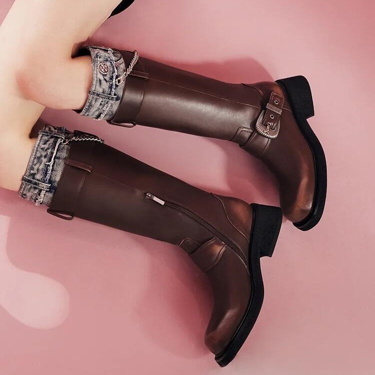 Stile da ciclista, progettato specificamente per le donne, realizzato in tessuto denim, con fibbie in metallo e vera pelle in stile western._voghion.com