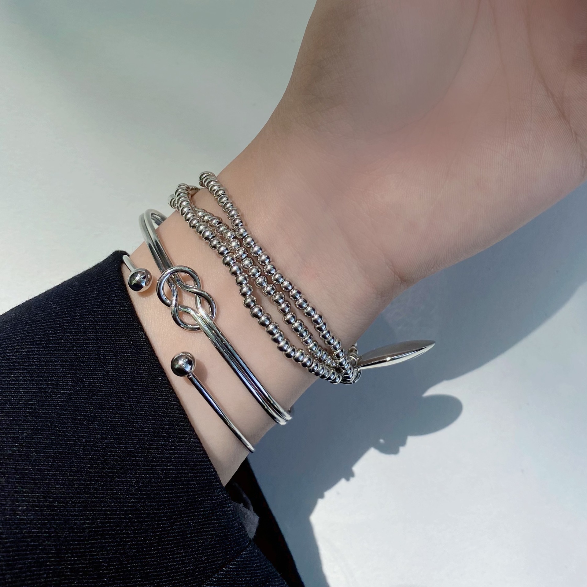 Conjunto de tres pulseras de plata brillante estilo europeo y americano con nudo en forma de ocho, pulsera de cuentas de arroz de una sola pieza para mujer, pulsera de plata brillante.