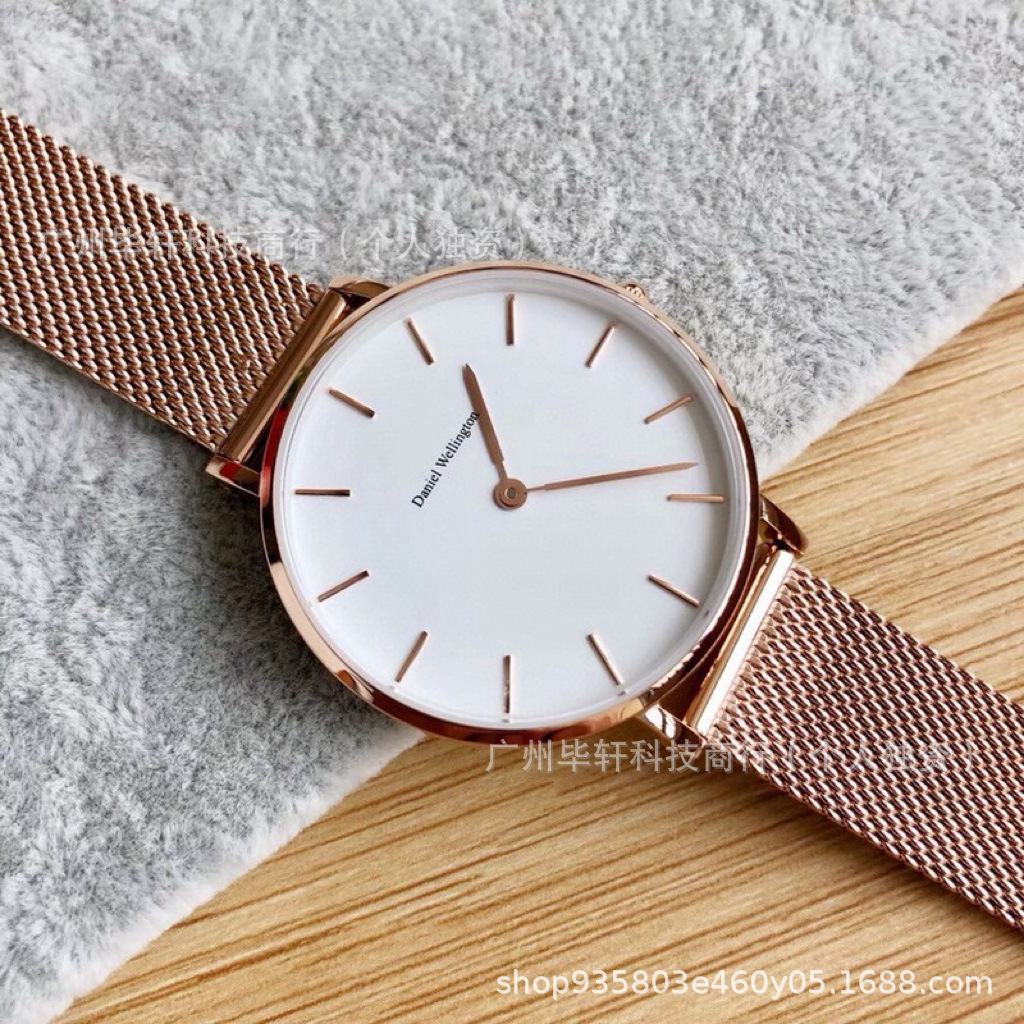 Trendy Dw Gypsophila Couple Casual Leather Strap Women's Quartz Watch Men's Milanese Strap Watch Wholesale