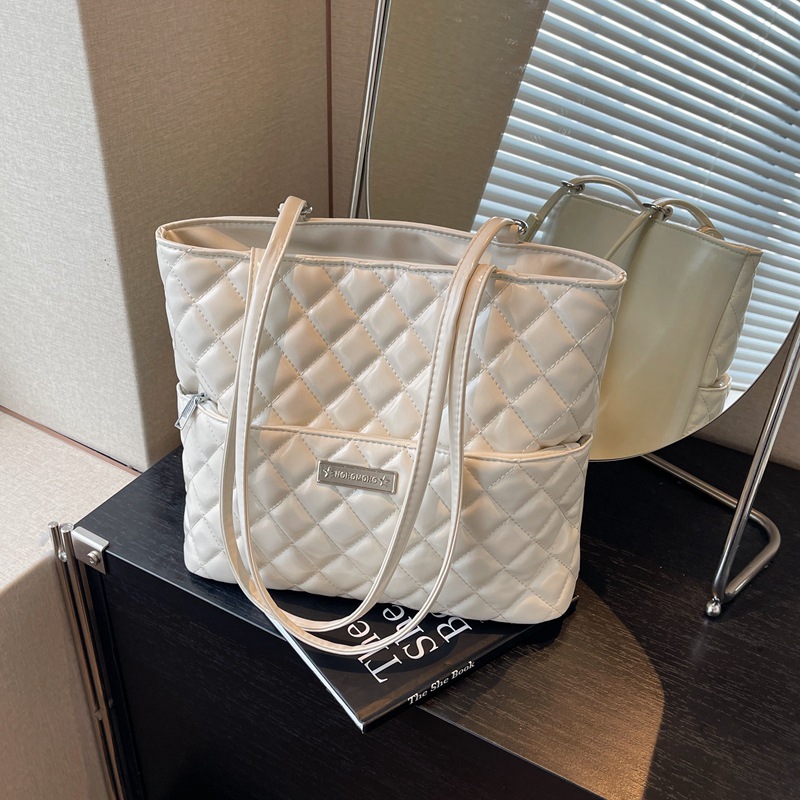 Capacious backpack with diamond pattern, shoulder bag, one-shoulder bag