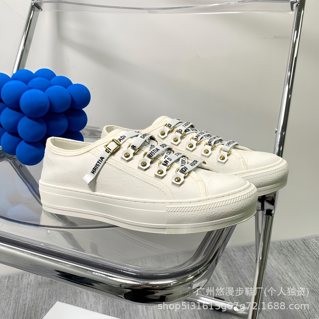 Zapatillas de lona retro con bordado de la marca D, novedad 2026, zapatillas casuales de moda, versátiles, para parejas, con suela gruesa, blancas.