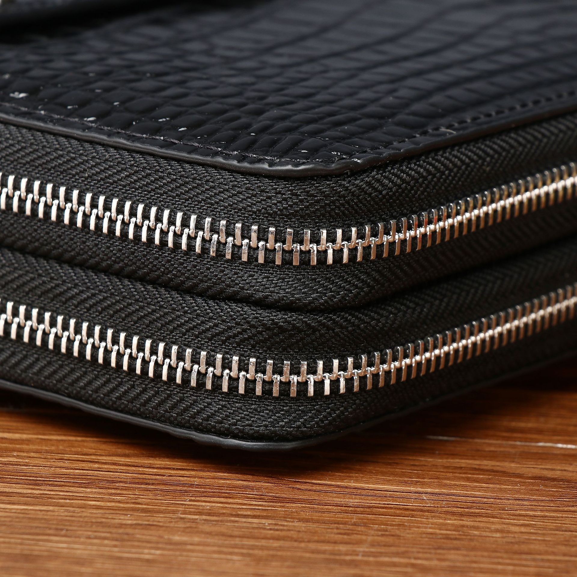 Túi clutch nam họa tiết da cá sấu khóa kéo đôi nhiều ngăn thẻ chi tiết 6