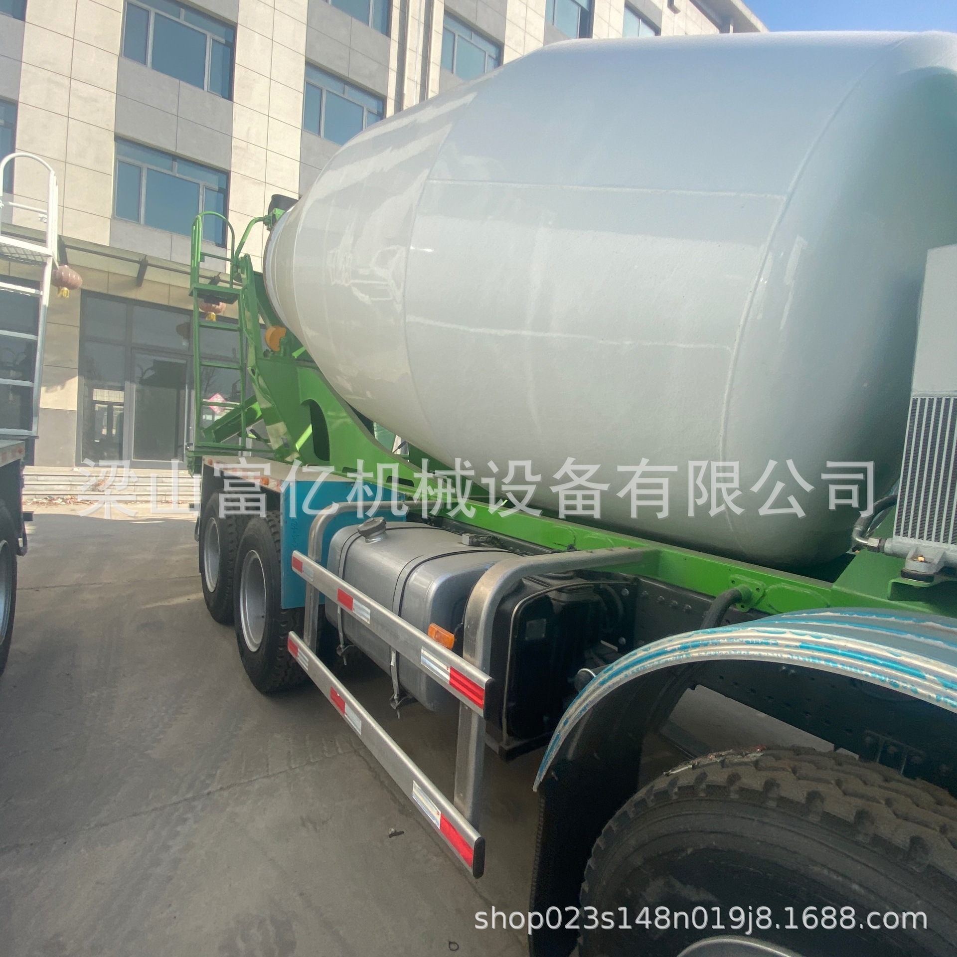 Overseas Supply of Sinotruk Howo Concrete Mixer Trucks with 8*4 Chassis, 8, 10, 12 Cubic Meter Concrete Mixer Trucks