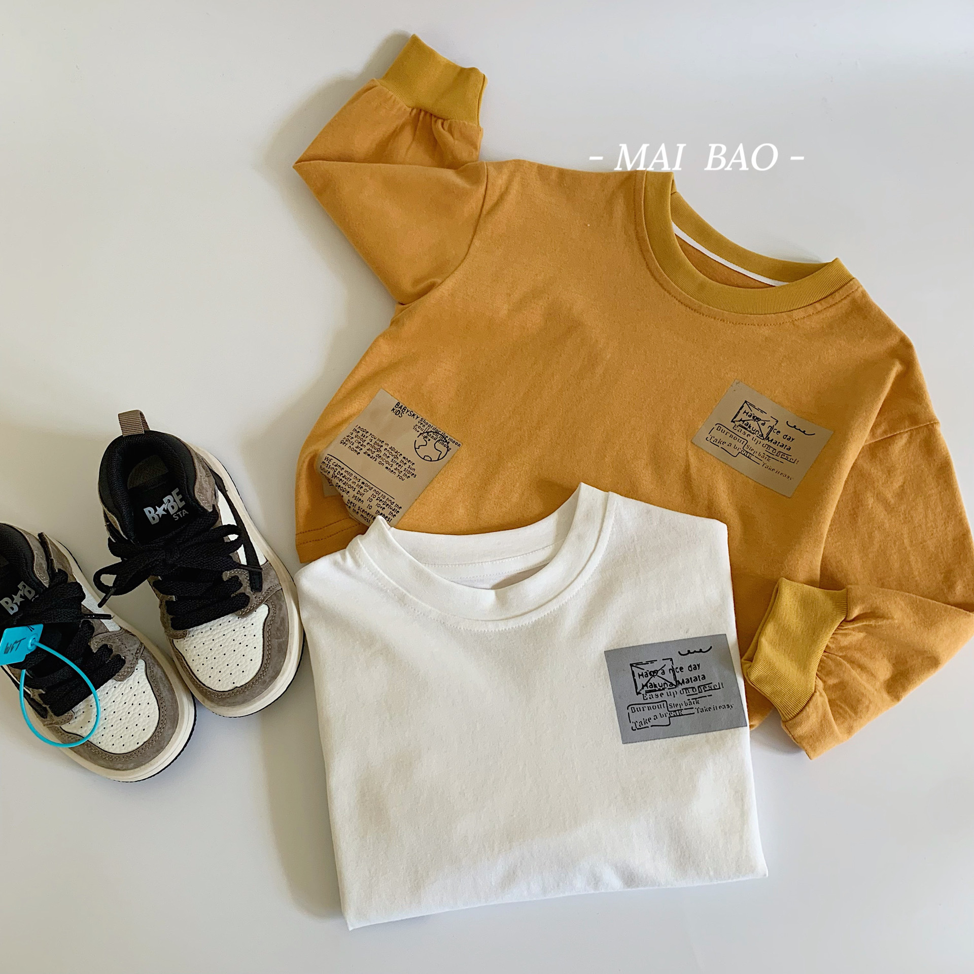 Camiseta infantil de Mai Bao2025 primavera marca plateada simple chaqueta de viento para niños cuello redondo suelto chaqueta versátil