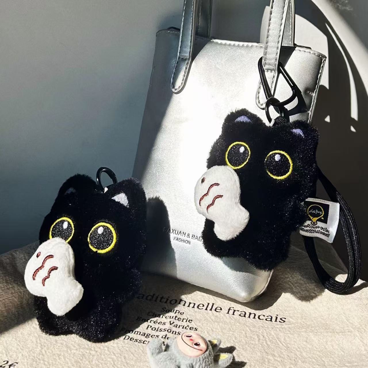 Nuevo lindo abrazar pequeños peces grandes ojos colgantes de gato negro muñeca de peluche pareja colgantes de coche pequeño gato negro bolsas colgantes adornos