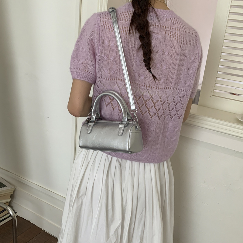 Nicho de diseño retro bolso de mano mujer 2026 primavera nuevo bolso de hombro sensación diaria de moda oblicuo bolso cilíndrico